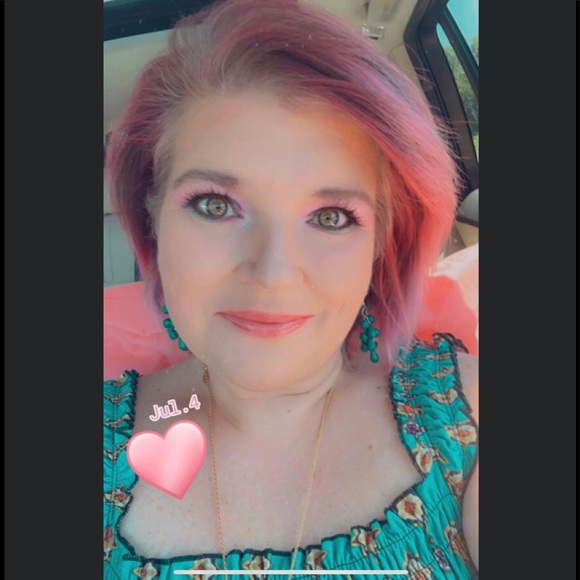 💗💗💗Meet your Posher! 💗💗💗 - Picture 1 of 6